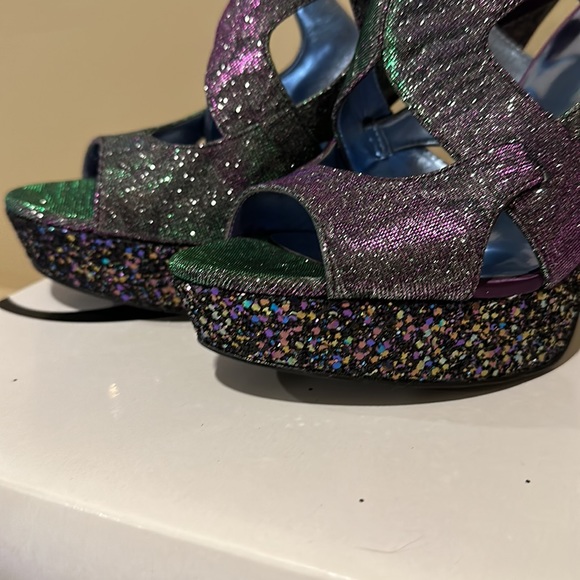 A Fun, Sparkly, Sexy women’s platform sandal.  Multi color sparkly shoe - Picture 5 of 7